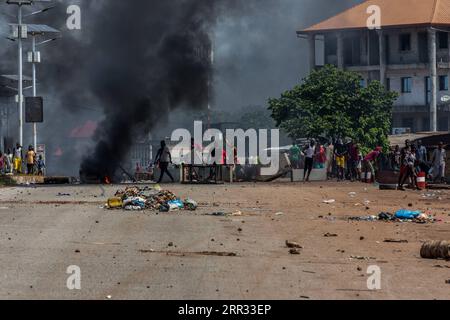 201022 -- CONAKRY, 22 ottobre 2020 -- i manifestanti dell'opposizione bloccano una strada nei sobborghi di Conakry, Guinea, 21 ottobre 2020. I violenti scontri tra la polizia e i manifestanti dell'opposizione in Guinea dopo le elezioni presidenziali di domenica hanno causato sette morti e molti feriti, Albert Damantang Camara, ministro della sicurezza e della protezione civile, ha dichiarato mercoledì in una dichiarazione. Foto di /Xinhua GUINEA-CONAKRY-ELEZIONI PRESIDENZIALI-SCONTRO EddyxPeters PUBLICATIONxNOTxINxCHN Foto Stock