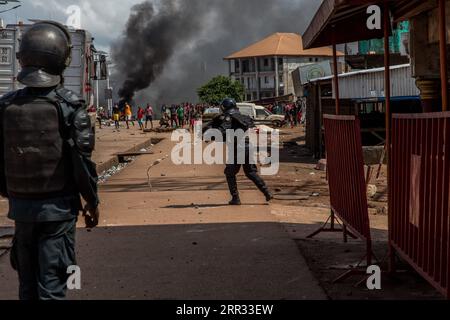 201022 -- CONAKRY, 22 ottobre 2020 -- i manifestanti dell'opposizione si scontrano con la polizia nei sobborghi di Conakry, Guinea, 21 ottobre 2020. I violenti scontri tra la polizia e i manifestanti dell'opposizione in Guinea dopo le elezioni presidenziali di domenica hanno causato sette morti e molti feriti, Albert Damantang Camara, ministro della sicurezza e della protezione civile, ha dichiarato mercoledì in una dichiarazione. Foto di /Xinhua GUINEA-CONAKRY-ELEZIONI PRESIDENZIALI-SCONTRO EddyxPeters PUBLICATIONxNOTxINxCHN Foto Stock