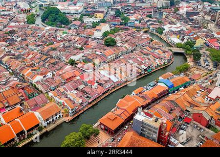 201022 -- MALACCA, 22 ottobre 2020 -- foto aerea scattata l'11 aprile 2019 mostra una vista di Malacca, Malesia. La città di Malacca, situata lungo lo stretto di Malacca, era un importante centro commerciale e un nodo per gli scambi culturali tra Oriente e Occidente. Il grande navigatore cinese Zheng He 1371-1433 e la sua flotta avevano visitato Malacca cinque volte nei suoi sette viaggi. Nel 2008, Malacca è stata iscritta come patrimonio dell'umanità dell'UNESCO. Al giorno d'oggi, Malacca è diventata un punto di riferimento per i viaggi e la sua cultura diversificata attrae ancora turisti in tutto il mondo. CitySketchMALAYSIA-MALACCA ZhuxWei PUBLICATIONxNOTxINxCH Foto Stock