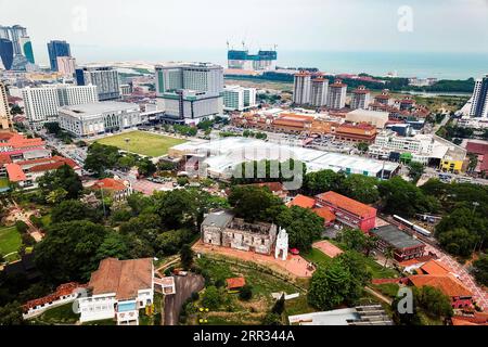 201022 -- MALACCA, 22 ottobre 2020 -- foto aerea scattata l'11 aprile 2019 mostra la vista della città di Malacca, Malesia. La città di Malacca, situata lungo lo stretto di Malacca, era un importante centro commerciale e un nodo per gli scambi culturali tra Oriente e Occidente. Il grande navigatore cinese Zheng He 1371-1433 e la sua flotta avevano visitato Malacca cinque volte nei suoi sette viaggi. Nel 2008, Malacca è stata iscritta come patrimonio dell'umanità dell'UNESCO. Al giorno d'oggi, Malacca è diventata un punto di riferimento per i viaggi e la sua cultura diversificata attrae ancora turisti in tutto il mondo. CitySketchMALAYSIA-MALACCA ZhuxWei PUBLICATIONxNO Foto Stock