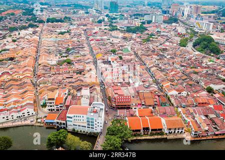 201022 -- MALACCA, 22 ottobre 2020 -- foto aerea scattata l'11 aprile 2019 mostra la città vecchia di Malacca, Malesia. La città di Malacca, situata lungo lo stretto di Malacca, era un importante centro commerciale e un nodo per gli scambi culturali tra Oriente e Occidente. Il grande navigatore cinese Zheng He 1371-1433 e la sua flotta avevano visitato Malacca cinque volte nei suoi sette viaggi. Nel 2008, Malacca è stata iscritta come patrimonio dell'umanità dell'UNESCO. Al giorno d'oggi, Malacca è diventata un punto di riferimento per i viaggi e la sua cultura diversificata attrae ancora turisti in tutto il mondo. CitySketchMALAYSIA-MALACCA ZhuxWei PUBLICATIONxNOT Foto Stock