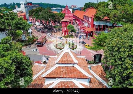 201022 -- MALACCA, 22 ottobre 2020 -- foto aerea scattata l'11 aprile 2019 mostra il centro di Malacca, Malesia. La città di Malacca, situata lungo lo stretto di Malacca, era un importante centro commerciale e un nodo per gli scambi culturali tra Oriente e Occidente. Il grande navigatore cinese Zheng He 1371-1433 e la sua flotta avevano visitato Malacca cinque volte nei suoi sette viaggi. Nel 2008, Malacca è stata iscritta come patrimonio dell'umanità dell'UNESCO. Al giorno d'oggi, Malacca è diventata un punto di riferimento per i viaggi e la sua cultura diversificata attrae ancora turisti in tutto il mondo. CitySketchMALAYSIA-MALACCA ZhuxWei PUBLICATIONx Foto Stock