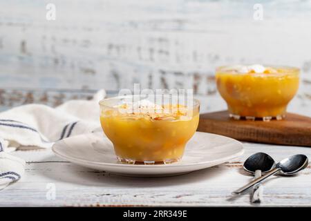 Tradizionale Ashura turca deliziosa. Delizioso budino di noah in ciotola. cancellazione nome locale Foto Stock