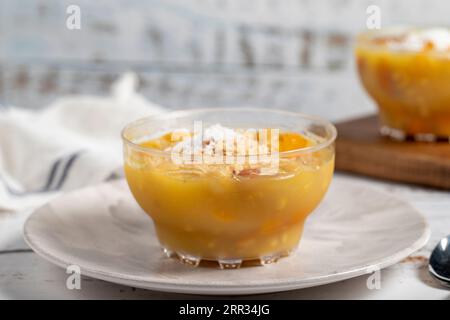 Tradizionale Ashura turca deliziosa. Delizioso budino di noah in ciotola. cancellazione nome locale Foto Stock