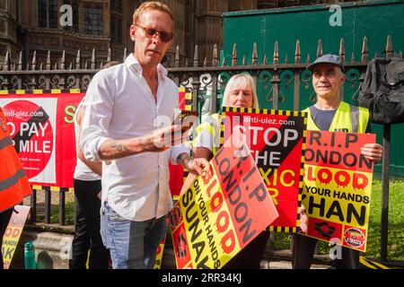 Londra Regno Unito. 6 settembre 2023 . Laurence Fox partecipa a una protesta Anti ulez contro Sadiq Khan fuori dal parlamento dopo che la zona a bassissima emissione è stata ampliata per includere i quartieri esterni di Londra il 29 agosto. Il programma di aria pulita del sindaco Sadiq Khan è impopolare tra gli automobilisti in quanto impone una tariffa giornaliera di £ 12,50 ai conducenti di alcuni veicoli più vecchi che entrano nella capitale.Credit amer ghazzal/Alamy Live News Foto Stock