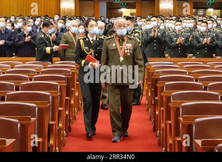 201023 -- PECHINO, 23 ottobre 2020 -- un veterano del CPV dei volontari del popolo cinese entra nella sede dell'incontro in occasione del 70° anniversario dell'ingresso del CPV nella Repubblica Popolare Democratica di Corea per combattere nella guerra per resistere all'aggressione degli Stati Uniti e aiutare la Corea nella grande sala del popolo di Pechino, capitale della Cina, 23 ottobre 2020. RIUNIONE DI COMMEMORAZIONE DEI VOLONTARI DEL POPOLO CINESE IN CINA-PECHINO CN LAIXXIANGDONG PUBLICATIONXNOTXINXCHN Foto Stock