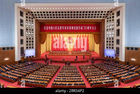 201023 -- PECHINO, 23 ottobre 2020 -- un incontro che segna il 70° anniversario dei volontari cinesi entrati nella Repubblica Popolare Democratica di Corea per combattere nella guerra per resistere all'aggressione e all'aiuto degli Stati Uniti, si tiene presso la sala grande del popolo a Pechino, capitale della Cina, il 23 ottobre 2020. RIUNIONE DI COMMEMORAZIONE DEI VOLONTARI DEL POPOLO CINESE CINA-PECHINO CN ZHAIXJIANLAN PUBLICATIONXNOTXINXCHN Foto Stock