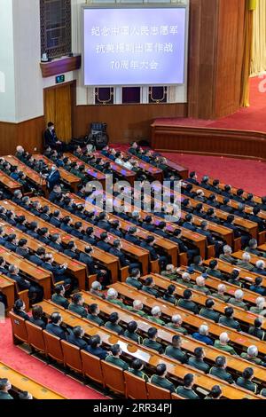 201023 -- PECHINO, 23 ottobre 2020 -- un incontro che segna il 70° anniversario dei volontari cinesi entrati nella Repubblica Popolare Democratica di Corea per combattere nella guerra per resistere all'aggressione e all'aiuto degli Stati Uniti, si tiene presso la sala grande del popolo a Pechino, capitale della Cina, il 23 ottobre 2020. RIUNIONE DI COMMEMORAZIONE DEI VOLONTARI DEL POPOLO CINESE CINA-PECHINO CN ZHAIXJIANLAN PUBLICATIONXNOTXINXCHN Foto Stock
