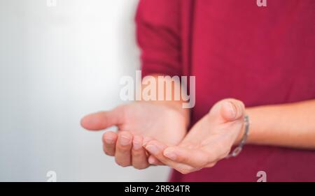 Donna d'affari che si tiene per mano, adatta per infografiche. Foto Stock