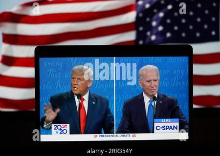 201023 -- WASHINGTON, D.C., 23 ottobre 2020 -- foto scattata ad Arlington, Virginia, Stati Uniti il 22 ottobre 2020 mostra in diretta streaming C-SPAN del presidente degli Stati Uniti Donald Trump L e del suo sfidante democratico Joe Biden che partecipano al loro dibattito finale nella corsa presidenziale del 2020. Il secondo e ultimo round del dibattito presidenziale statunitense tra Donald Trump in carica e il candidato democratico Joe Biden ha dato il via giovedì sera, offrendo agli elettori l'ultima possibilità prima del giorno delle elezioni di vedere i candidati confrontarsi a testa alta e presentare i loro casi per la presidenza. ELEZIONI PRESIDENZIALI USA-TRUMP-BID Foto Stock