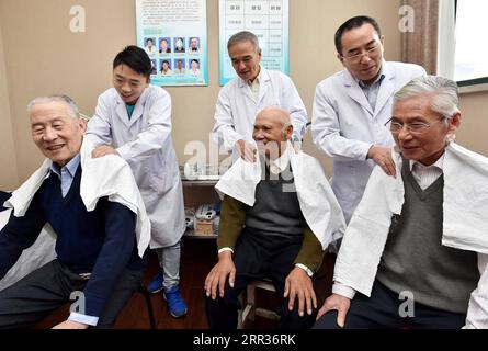 201025 -- PECHINO, 25 ottobre 2020 -- il personale medico fornisce terapia per gli anziani in una comunità locale a Yangzhou, nella provincia di Jiangsu della Cina orientale, 9 ottobre 2016. PORTRAITSCHINA-CHONGYANG FESTIVAL-LIFE OF THE ELDERLYCN ZHUANGXWENBIN PUBLICATIONXNOTXINXCHN Foto Stock