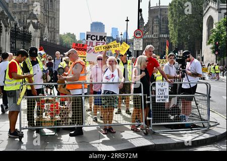 Londra, Regno Unito. I manifestanti si sono riuniti al di fuori delle camere del Parlamento per manifestare contro l'estensione della zona a bassissima emissione (ULEZ) ai quartieri esterni di Londra il 29 agosto 2023. Crediti: michael melia/Alamy Live News Foto Stock