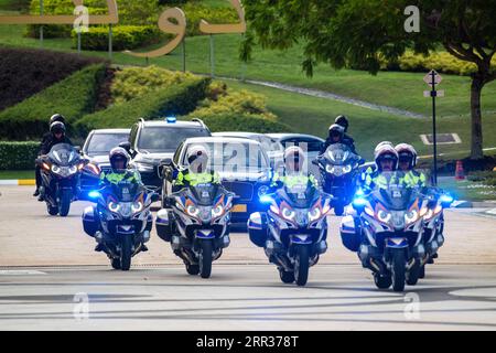 201025 -- KUALA LUMPUR, 25 ottobre 2020 -- personale di sicurezza scortano il convoglio di uno dei governanti ereditari dopo il loro incontro al Palazzo Nazionale di Kuala Lumpur, Malesia, 25 ottobre 2020. Domenica il re malese Abdullah Sultan Ahmad Shah ha esortato i politici del paese a smettere di politicalizzare la lotta contro la COVID-19 quando la Malesia continua a combattere l'epidemia di COVID-19. PER ANDARE CON il re malese chiede la fine del politicking COVID-19 lotta foto di /Xinhua MALAYSIA-KUALA LUMPUR-KING-COVID-19 ChongxVoonxChung PUBLICATIONxNOTxINxCHN Foto Stock