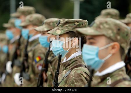 201026 -- BUCAREST, 26 ottobre 2020 -- i soldati che indossano maschere facciali partecipano a una cerimonia che segna la giornata dell'esercito rumeno presso la tomba del Milite Ignoto a Bucarest, capitale della Romania, 25 ottobre 2020. Foto di /Xinhua ROMANIA-BUCAREST-ESERCITO-CERIMONIA-GIORNO CristianxCristel PUBLICATIONxNOTxINxCHN Foto Stock