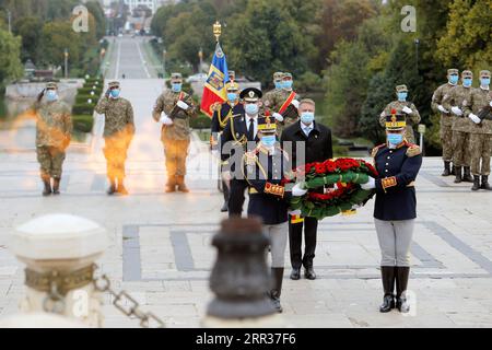 201026 -- BUCAREST, 26 ottobre 2020 -- il presidente della Romania Klaus Iohannis partecipa a una cerimonia che segna la giornata dell'esercito rumeno presso la tomba del Milite Ignoto a Bucarest, capitale della Romania, 25 ottobre 2020. Foto di /Xinhua ROMANIA-BUCAREST-ESERCITO-CERIMONIA-GIORNO CristianxCristel PUBLICATIONxNOTxINxCHN Foto Stock