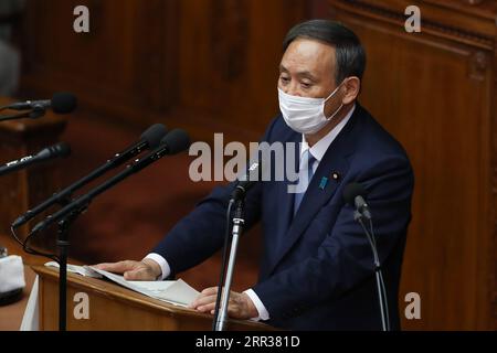 201026 -- TOKYO, 26 ottobre 2020 -- il primo ministro giapponese Yoshihide Suga tiene un discorso politico al National Diet Building di Tokyo, Giappone, 26 ottobre 2020. Lunedì Suga ha assunto una serie di impegni durante la consegna del suo primo discorso politico in parlamento da quando è entrato in carica il mese scorso, con una delle sue priorità è ridurre le emissioni di gas serra in Giappone a zero entro il 2050. JAPAN-TOKYO-PM-POLICY SPEECH DuxXiaoyi PUBLICATIONxNOTxINxCHN Foto Stock