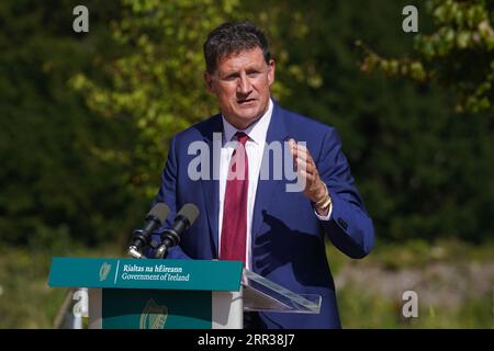 Il ministro dei trasporti Eamon Ryan parla ai media a seguito di una riunione di gabinetto alla Avondale House, Co. Wicklow. Data foto: Mercoledì 6 settembre 2023. Foto Stock