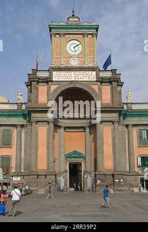 Napoli, Italia - 25 giugno 2014: Convitto Nazionale Vittorio Emanuele presso Piazza Dante Historic Building Summer Day. Foto Stock