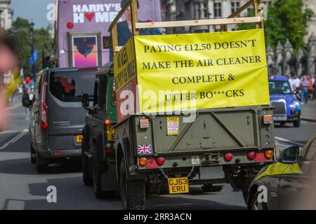 Londra, Regno Unito. 6 settembre 2023. I manifestanti di vari gruppi si radunano contro la zona a bassissima emissione (ULEZ) fuori dalle camere del Parlamento a Westminster oggi. Il sindaco di Londra, Sadiq Khan, che nella sua posizione supervisiona l'introduzione e l'estensione di ULEZ, sembra essere anche un bersaglio della loro protesta.foto di Horst Friedrichs / Alamy Live News Foto Stock