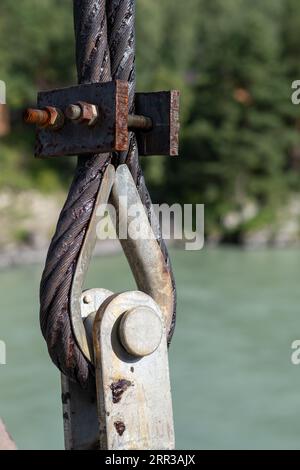 Cavo in metallo robusto e affidabile con fissaggio di collegamento con bulloni Foto Stock