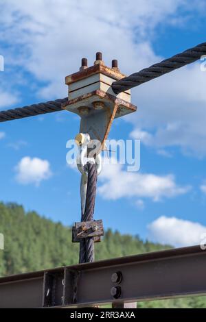 Cavo in metallo robusto e affidabile con fissaggio di collegamento con bulloni Foto Stock