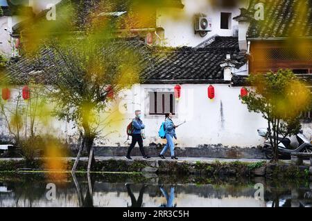 201030 -- YIXIAN, 30 ottobre 2020 -- i turisti visitano il villaggio di Hongcun nella contea di Yixian nella provincia di Anhui della Cina orientale, 21 ottobre 2020. Con una storia di oltre 800 anni, il villaggio di Hongcun conserva molti antichi edifici in stile Hui delle dinastie Ming e Qing. Il villaggio è stato iscritto come patrimonio dell'umanità dell'UNESCO nel 2000 insieme a Xidi, un altro villaggio tradizionale anch'esso situato nella contea di Yixian della provincia di Anhui. AmazingAnhuiCHINA-ANHUI-ANCIENT VILLAGE-HONGCUNCN HanxXiaoyu PUBLICATIONxNOTxINxCHN Foto Stock