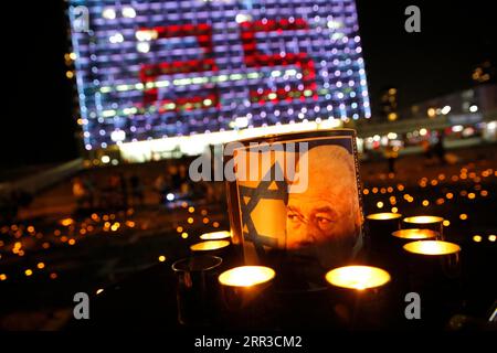 201030 -- TEL AVIV, 30 ottobre 2020 -- le candele sono accese durante un evento commemorativo che commemora il 25° anniversario dell'assassinio dell'ex primo ministro israeliano Yitzhak Rabin nella città centrale israeliana di Tel Aviv il 29 ottobre 2020. Foto di /Xinhua ISRAEL-TEL AVIV-YITZHAK RABIN-MEMORIAL EVENT GilxCohenxMagen PUBLICATIONxNOTxINxCHN Foto Stock