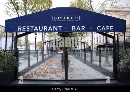 201030 -- PARIGI, 30 ottobre 2020 -- Un ristorante è chiuso presso gli Champs-Elysees Avenue a Parigi, Francia, 30 ottobre 2020. La Francia ha registrato 47.637 casi di infezione da coronavirus nelle ultime 24 ore, portando il totale cumulativo a oltre 1,28 milioni alla vigilia di un confinamento nazionale per arginare la brutale seconda ondata dell'epidemia, secondo i dati ufficiali pubblicati giovedì. A partire da giovedì mezzanotte, i 67 milioni di abitanti del paese saranno bloccati almeno fino all'inizio di dicembre. Le persone possono uscire per lavoro se non possono fare il loro lavoro a casa, per comprare goo essenziale Foto Stock