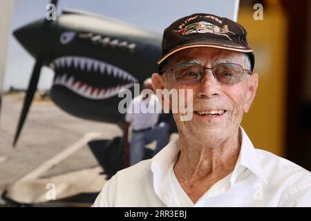 201101 -- PECHINO, 1 novembre 2020 -- Harry Moyer sorride davanti alla sua foto a San Luis Obispo, California, Stati Uniti, 30 ottobre 2020. Harry Moyer, un pilota veterano della Tigre volante della seconda guerra mondiale degli Stati Uniti, ha festeggiato il suo centenario di compleanno facendo un volo da solo qui venerdì. Moyer è decollato dall'aeroporto a mezzogiorno su un aereo Mooney MK 21 e ha girato il campo d'aviazione due volte, dare una punta smagliante delle sue ali agli spettatori che si erano riuniti sotto per guardarlo stabilire il record mondiale per il più vecchio pilota autorizzato a condurre un volo da solo al mondo, come confermato dal Guinness dei primati. P Foto Stock