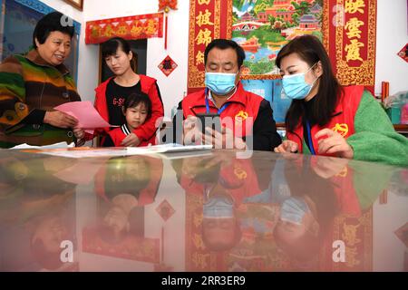 201101 -- HEFEI, 1 novembre 2020 -- Census takers register Residents Information of a Household in Zipeng Town of Feixi County, Hefei City of East China S Anhui Province, 1 novembre 2020. Domenica la Cina ha iniziato il suo settimo conteggio nazionale della popolazione, con circa 7 milioni di censimenti che vanno porta a porta per documentare i cambiamenti demografici nel paese più popoloso del mondo. CENSIMENTO DELLA POPOLAZIONE NAZIONALE CINESE CN LiuxJunxi PUBLICATIONxNOTxINxCHN Foto Stock