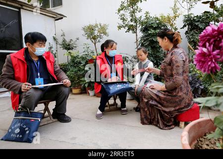 201101 -- ZAOZHUANG, 1 novembre 2020 -- Census takers register Residents Information of a Household in Qidong Village of Qicun Town, Zaozhuang City of East China S Shandong Province, 1 novembre 2020. Domenica la Cina ha iniziato il suo settimo conteggio nazionale della popolazione, con circa 7 milioni di censimenti che vanno porta a porta per documentare i cambiamenti demografici nel paese più popoloso del mondo. Foto di /Xinhua CENSIMENTO DELLA POPOLAZIONE NAZIONALE CINESE CN SunxZhongzhe PUBLICATIONxNOTxINxCHN Foto Stock