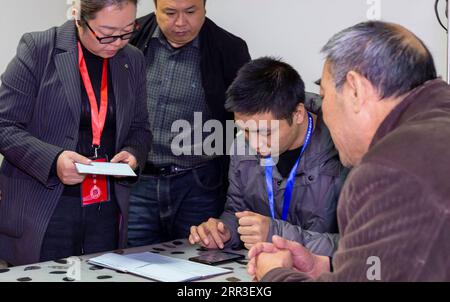 201101 -- BIJIE, 1 novembre 2020 -- Un census taker e un registro istruttori residenti informazioni di una famiglia nella contea di Qianxi di Bijie, provincia di Guizhou, Cina sud-occidentale, 1 novembre 2020. Domenica la Cina ha iniziato il suo settimo conteggio nazionale della popolazione, con circa 7 milioni di censimenti che vanno porta a porta per documentare i cambiamenti demografici nel paese più popoloso del mondo. Foto di /Xinhua CENSIMENTO DELLA POPOLAZIONE NAZIONALE CINESE CN FanxHui PUBLICATIONxNOTxINxCHN Foto Stock