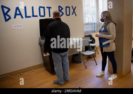 201103 -- WASHINGTON, 3 novembre 2020 -- Un votante pronuncia il suo voto in un collegio elettorale a Washington, D.C., negli Stati Uniti, il 3 novembre 2020. Il voto per il giorno delle elezioni è in corso in tutti gli Stati Uniti, poiché la pandemia di COVID-19 sta infuriando e il divario politico si sta intensificando. ELEZIONI PRESIDENZIALI statunitensi LiuxJie PUBLICATIONxNOTxINxCHN Foto Stock