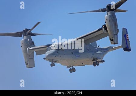 Lancaster, California, USA - 25 marzo 2018: Un velivolo militare Bell Boeing V-22 Osprey con tiltrotor viene mostrato volare durante il L.A. County Air Show. Foto Stock