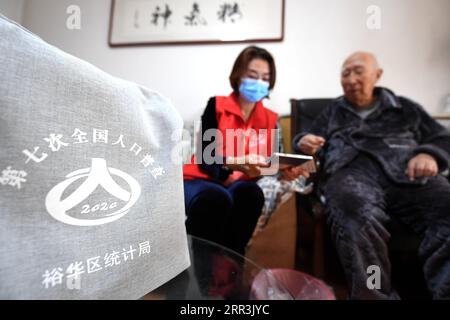 201105 -- SHIJIAZHUANG, 5 novembre 2020 -- Census taker L registra le informazioni dei residenti di una famiglia a Shijiazhuang, nella provincia di Hebei nella Cina settentrionale, 5 novembre 2020. La Cina ha iniziato il suo settimo conteggio nazionale della popolazione, con circa 7 milioni di censimenti che vanno porta a porta per documentare i cambiamenti demografici nel paese più popoloso del mondo. CHINA-HEBEI-SETTIMO CENSIMENTO DELLA POPOLAZIONE CN WANGXXIAO PUBLICATIONXNOTXINXCHN Foto Stock