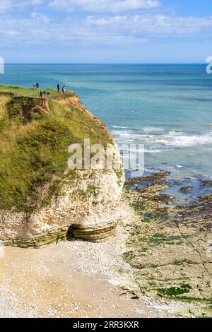 Flamborough Head con persone che guardano l'arco di Dinosaur Rock Flamborough Yorkshire Coast East Riding of Yorkshire England uk gb Europe Foto Stock