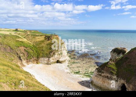 Flamborough Head con persone che guardano l'arco di Dinosaur Rock Flamborough Yorkshire Coast East Riding of Yorkshire England uk gb Europe Foto Stock