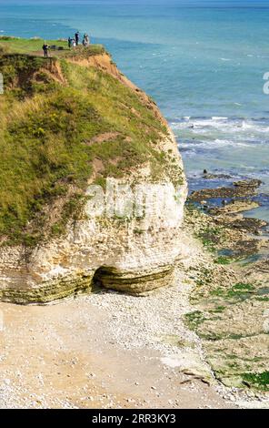 Flamborough Head con persone che guardano l'arco di Dinosaur Rock Flamborough Yorkshire Coast East Riding of Yorkshire England uk gb Europe Foto Stock