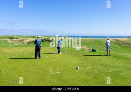 Flamborough Head Golf Club tre uomini che giocano a golf sul campo da golf Links Flamborough Yorkshire East Riding of Yorkshire Coast England uk gb Europe Foto Stock