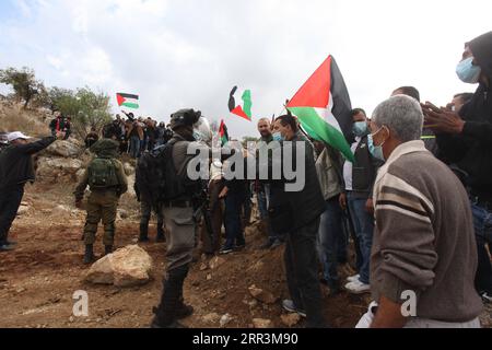 201106 -- NABLUS, 6 novembre 2020 -- i manifestanti palestinesi si scontrano con soldati israeliani e membri della polizia di frontiera israeliana a seguito di una protesta contro l'espansione degli insediamenti ebraici nel villaggio di Beit Dajan in Cisgiordania, a est di Nablus, 6 novembre 2020. Foto di /Xinhua MIDEAST-NABLUS-CLASHES NidalxEshtayeh PUBLICATIONxNOTxINxCHN Foto Stock