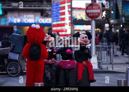 201107 -- NEW YORK, 7 novembre 2020 -- intrattenitori di strada in costumi prendere un riposo a Times Square a New York, negli Stati Uniti, 6 novembre 2020. Gli Stati Uniti hanno stabilito un nuovo record mondiale poiché i loro casi di COVID-19 in un solo giorno hanno superato i 110.000 di giovedì. U.S.-NEW YORK-COVID-19-CASI WangxYing PUBLICATIONxNOTxINxCHN Foto Stock