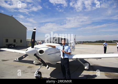 201107 -- SHENZHEN, 7 novembre 2020 -- la foto del file scattata nel novembre del 2012 mostra Wang Qinjin in posa per una foto con un aereo dopo essersi diplomato in una scuola di aviazione negli Stati Uniti. Wang Qinjin, un giovane di Leping, nella provincia del Jiangxi della Cina orientale, è venuto a Shenzhen per cercare un lavoro dopo essersi diplomato al college nel luglio del 2009. Attratto dal programma di formazione dei talenti della SF Express Co., Ltd., Wang fece domanda per il magazziniere e il responsabile delle consegne dell'azienda, e fu presto assunto. Ha lavorato molto duramente, venendo scelto come futuro manager otto mesi dopo. Sempre nell'anno 20 Foto Stock