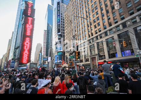 201107 -- NEW YORK, 7 novembre 2020 -- la gente si riunisce a Times Square a New York, negli Stati Uniti, il 7 novembre 2020. Il candidato presidenziale democratico degli Stati Uniti Joe Biden è stato proiettato sabato da diversi media statunitensi per essere il vincitore delle elezioni del 2020. Il presidente in carica Donald Trump ha detto che le elezioni sono ben lungi dall'essere concluse, promettendo di intraprendere azioni legali. U.S.-NEW YORK-2020 ELEZIONI statunitensi WangxYing PUBLICATIONxNOTxINxCHN Foto Stock