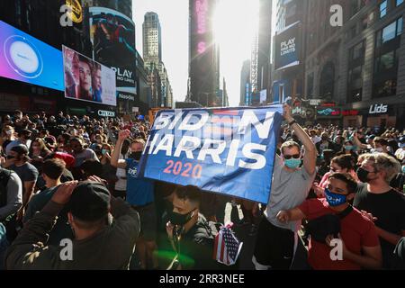 201107 -- NEW YORK, 7 novembre 2020 -- la gente si riunisce a Times Square a New York, negli Stati Uniti, il 7 novembre 2020. Il candidato presidenziale democratico degli Stati Uniti Joe Biden è stato proiettato sabato da diversi media statunitensi per essere il vincitore delle elezioni del 2020. Il presidente in carica Donald Trump ha detto che le elezioni sono ben lungi dall'essere concluse, promettendo di intraprendere azioni legali. U.S.-NEW YORK-2020 ELEZIONI statunitensi WangxYing PUBLICATIONxNOTxINxCHN Foto Stock