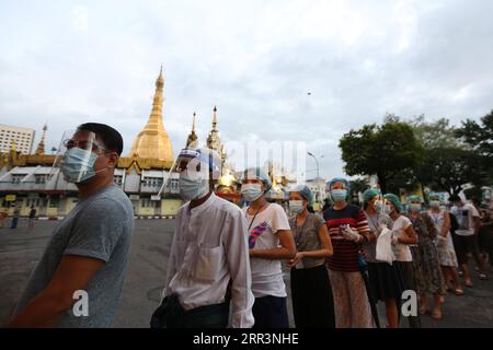 201108 -- YANGON, 8 novembre 2020 -- gli elettori si mettono in fila per lanciare le schede elettorali in una sede elettorale a Yangon, Myanmar, 8 novembre 2020. Il Myanmar ha dato il via alle sue elezioni generali multipartitiche domenica, mentre oltre 37 milioni di elettori idonei sono andati ai sondaggi in tutto il paese. MYANMAR-YANGON-ELEZIONI GENERALI-KICKOFF UxAung PUBLICATIONxNOTxINxCHN Foto Stock