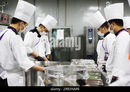 201108 -- SHANGHAI, 8 novembre 2020 -- gli chef preparano cibo in cucina durante il terzo China International Import Expo CIIE a Shanghai, Cina orientale, 5 novembre 2020. I membri del personale di diverse professioni si attengono ai loro posti durante il 3o CIIE per garantire il buon andamento di tutti i collegamenti. CHINA-SHANGHAI-CIIE-PERSONALE CN LUXYE PUBLICATIONXNOTXINXCHN Foto Stock