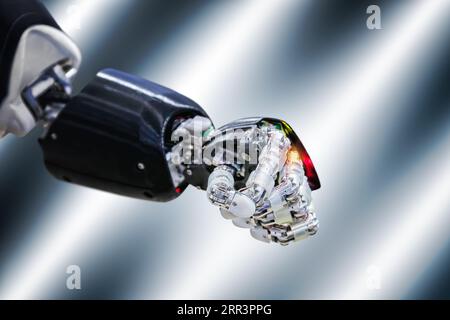 Dettaglio del braccio di un robot che riproduce fedelmente i complessi movimenti di un'articolazione umana. Tecnologia avanzata. Foto Stock