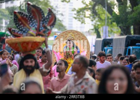 Dhaka, Bangladesh. 6 settembre 2023. Gli indù bengalesi prendono parte a una colorata processione mentre celebrano Janmashtami, che segna la nascita del dio indù Lord Krishna, a Dacca, Bangladesh, il 6 settembre 2023. (Immagine di credito: © Suvra Kanti Das/ZUMA Press Wire) SOLO USO EDITORIALE! Non per USO commerciale! Foto Stock