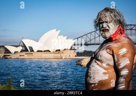 201111 -- SYDNEY, 11 novembre 2020 -- un uomo aborigeno è visto al porto di Sydney, Australia, 11 novembre 2020. L'Australia domenica ha dato il via a una settimana di celebrazioni che riconoscono la storia e la cultura dei popoli delle prime Nazioni, con il tema di quest'anno sempre stato, sempre sarà. Il NAIDOC Week, che prende il nome dal National Aborigines and Islanders Day Objecance Committee NAIDOC, invita ogni anno tutti gli australiani a esplorare la ricca storia dei primi abitanti del paese attraverso conferenze, film, spettacoli e altri eventi speciali. Foto di /Xinhua AUSTRALIA-SYDNEY-PRIME NAZIONI POPOLI-STORIA ZhuxH Foto Stock