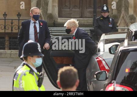 201111 -- LONDRA, 11 novembre 2020 -- il primo ministro britannico Boris Johnson arriva all'Abbazia di Westminster per partecipare a una cerimonia in occasione dell'Armistizio Day a Londra, in Gran Bretagna, 11 novembre 2020. Foto di /Xinhua BRITAIN-LONDON-ARMISTIICE DAY-SERVICE TimxIreland PUBLICATIONxNOTxINxCHN Foto Stock